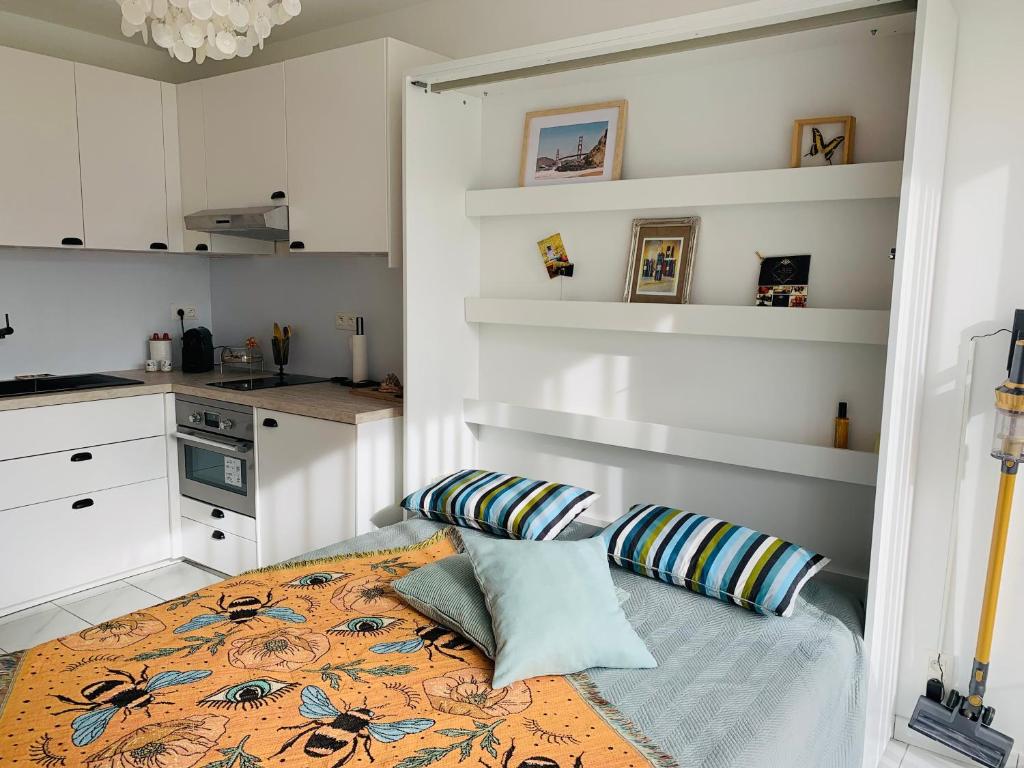 een slaapkamer met een bed met 2 kussens erop bij Studio Abee in Middelkerke