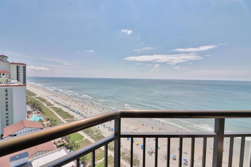 uitzicht op het strand vanaf het balkon van een resort bij Enticing Ocean View Condo located on the blvd, wifi included, monthly winter ren in Myrtle Beach