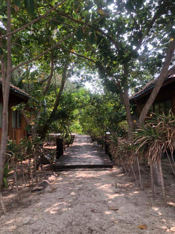 Kradan Beach Resort - Cottage With Garden View