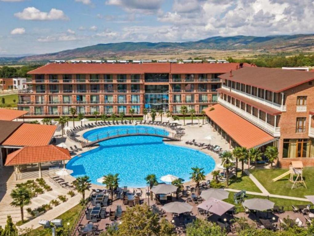 una vista aérea de un complejo con una gran piscina en Luxury Villa, Kachreti Ambassador Golf Ressort (Kakheti), en Kachretʼi