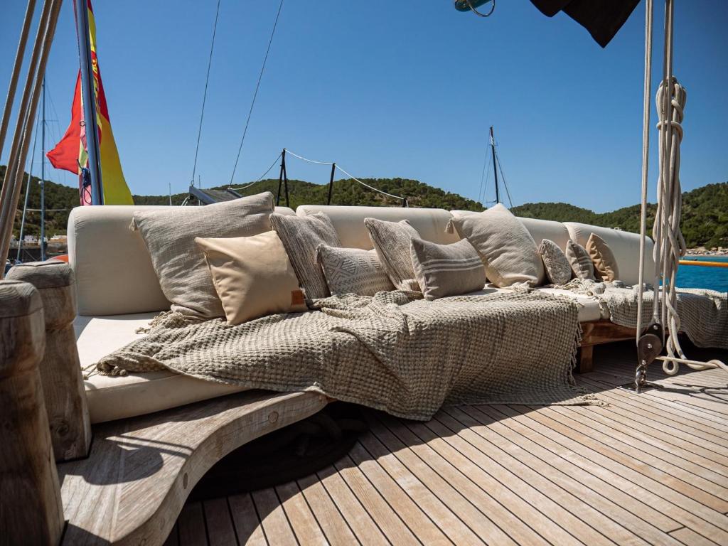 un divano sul ponte di una barca di Wooden Boat- La Goletta a Barcellona