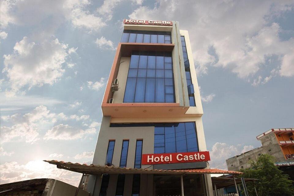 un edificio de hotel con un cartel del casino del hotel en Hotel Castle en Bhairāhawā