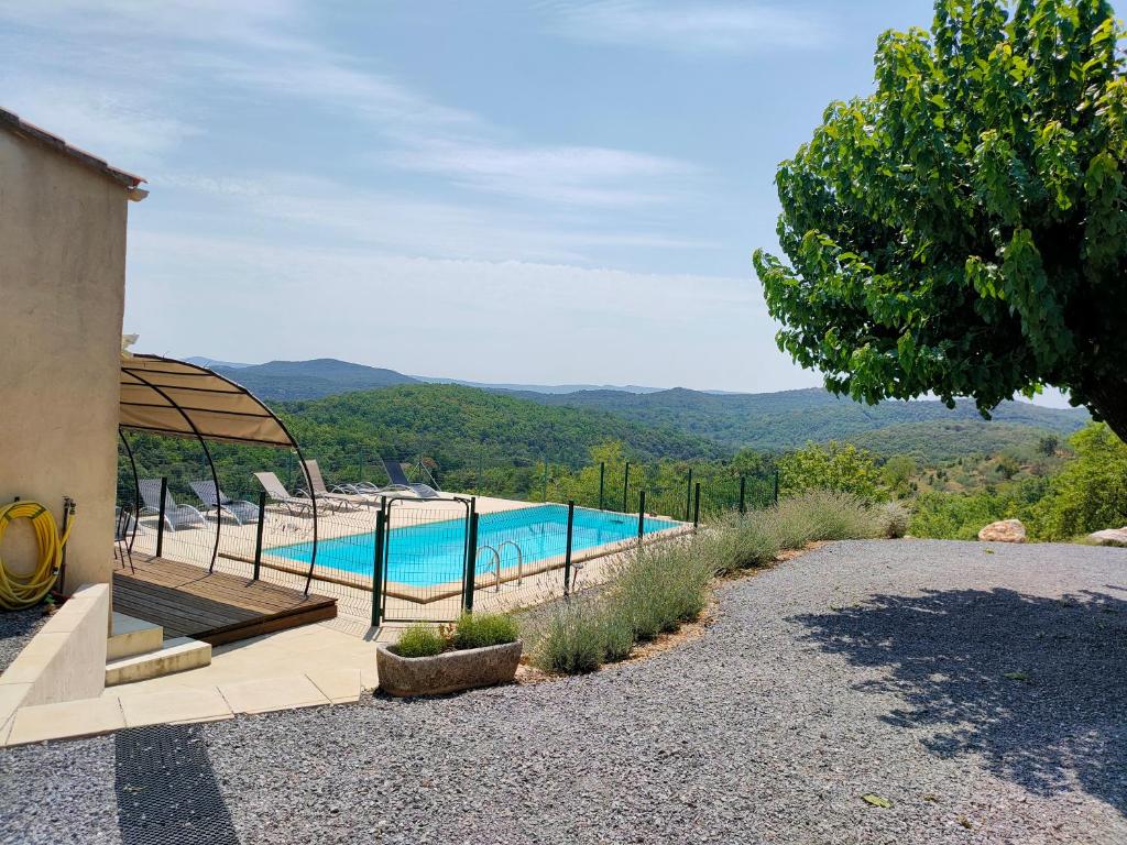 une piscine avec vue sur les montagnes dans l'établissement Le mazet et maison Monoblet, à Monoblet