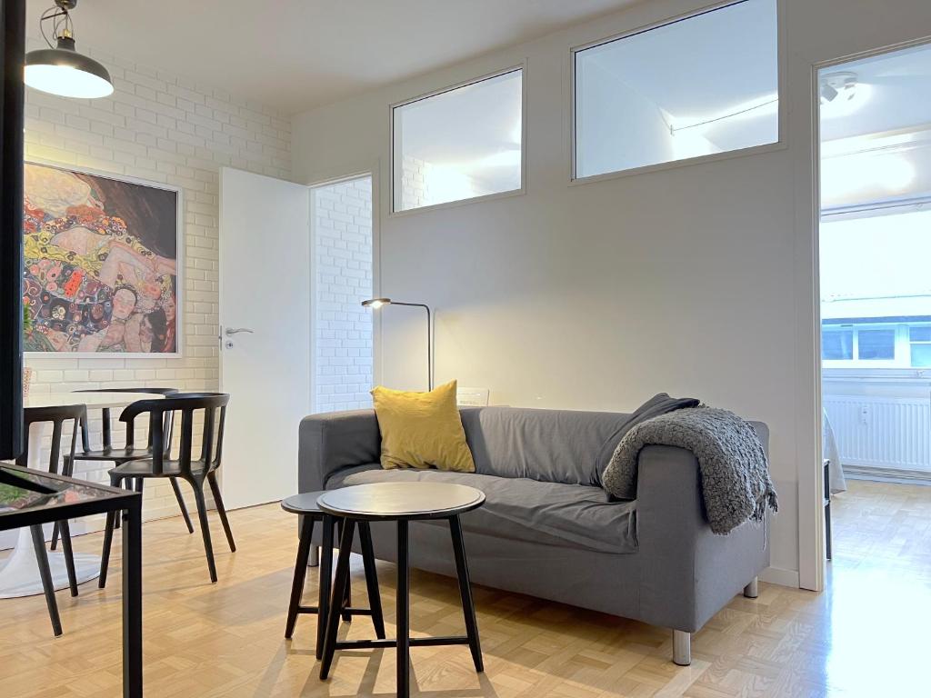 - un salon avec un canapé et une table dans l'établissement Three Bedroom Apartment In Valby, Langagervej 66,, à Copenhague