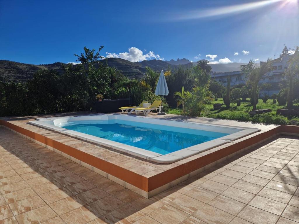una piscina in un cortile con patio di Casa con piscina, High-speed Wi-Fi y vistas a Santa Brígida