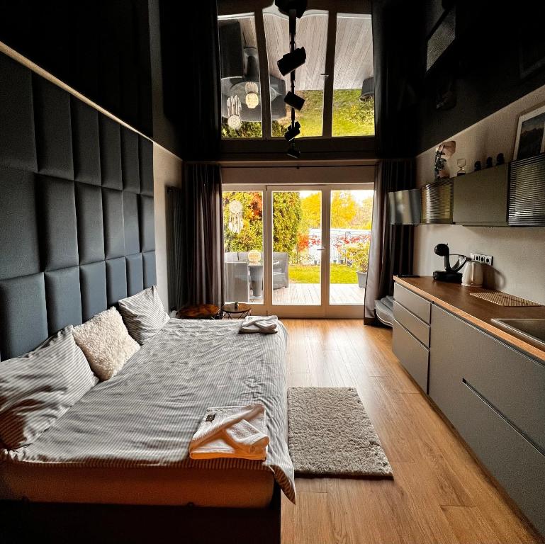 um quarto com uma cama e uma cozinha com uma janela em Appartment Pruhonice & terrace em Pruhonice