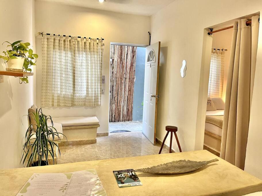 Habitación con mesa y puerta a un dormitorio en Casa Sabina 2 • Cosy Apt. with Wifi & TV, en Isla Holbox