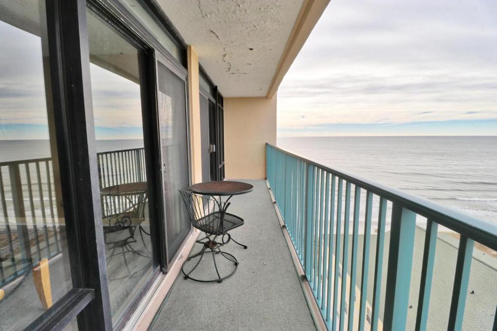 Balkons/terase naktsmītnē Ocean view condo, pool, beach access, wifi included, monthly winter rental