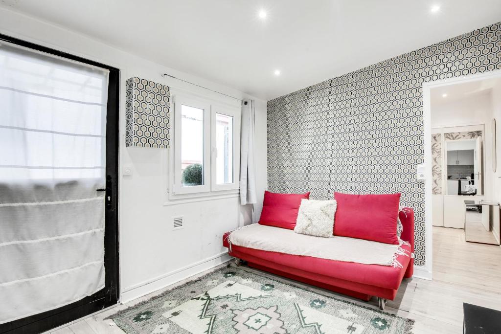 sala de estar con sofá rojo y ventana en 9 min de l'hippodrome avec terrasse privée, en Suresnes