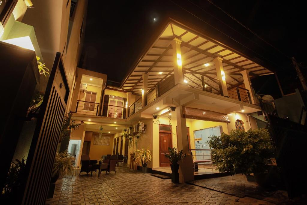 ein Gebäude mit einem Torbogen vor ihm in der Nacht in der Unterkunft D Plus B&B Negombo in Negombo