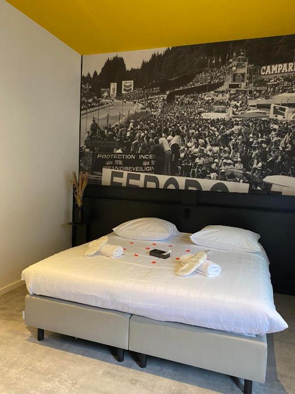Postel nebo postele na pokoji v ubytování Les Thermes de Spa by La Cour de la Reine Hôtel, Suites & accès gratuit au centre thermal