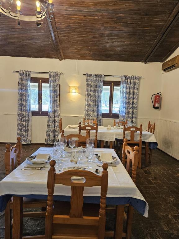 Reštaurácia alebo iné gastronomické zariadenie v ubytovaní Hotel Rural Portilla de Monfragüe