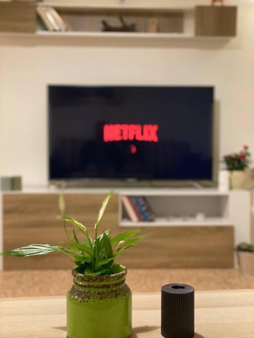 TV a/nebo společenská místnost v ubytování Homey Apt. with beautiful view