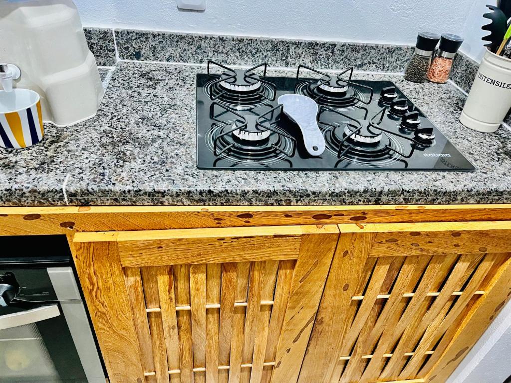 Kuchyň nebo kuchyňský kout v ubytování Casa com quintal