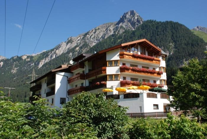 Nespecifikovaný výhled na hory nebo výhled na hory při pohledu z hotelu