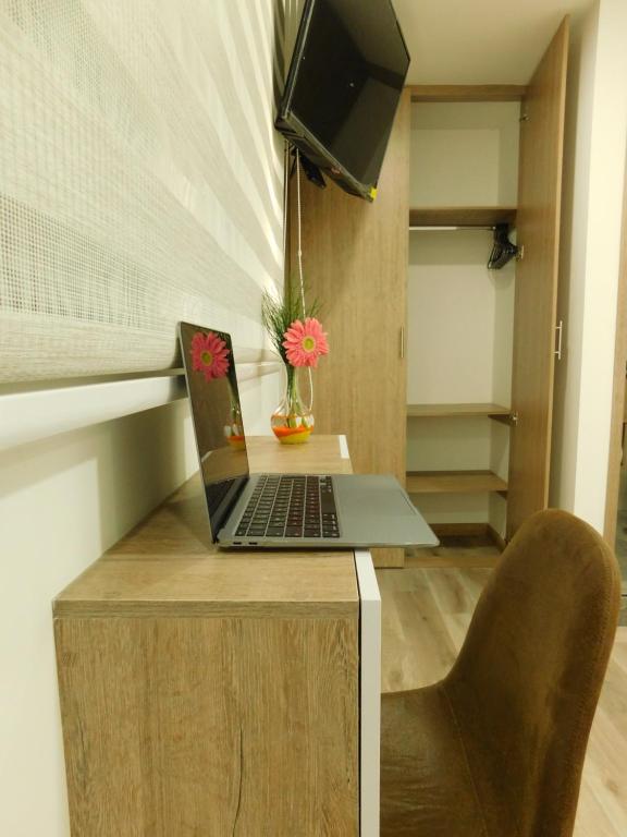 TV a/nebo společenská místnost v ubytování HOTEL MX BOGOTA