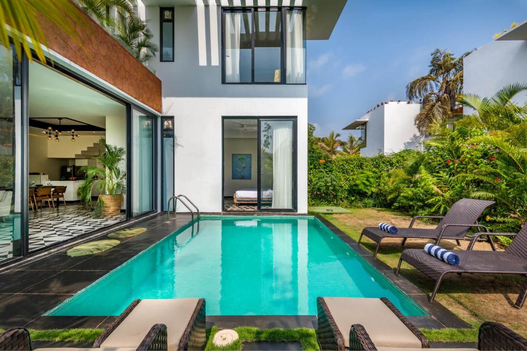 una imagen de una piscina en una casa en La Viola Estate, en Anjuna