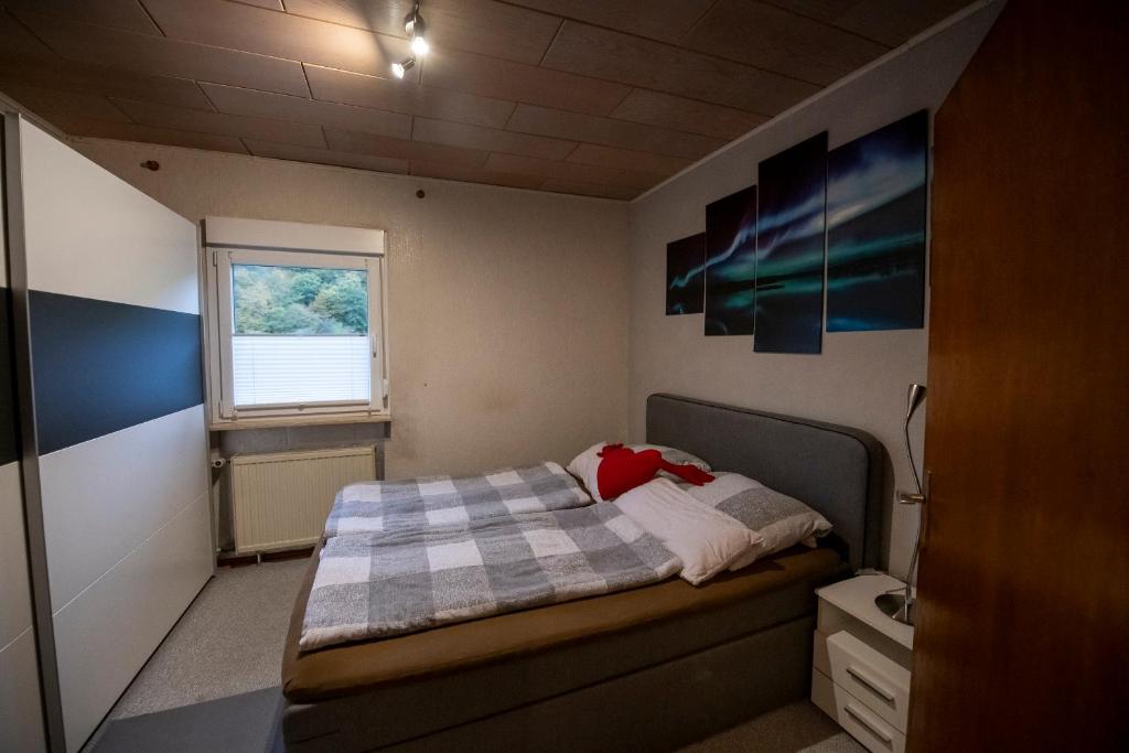 a small bedroom with a bed and a window at Schöne Ferienwohnung in ruhiger Lage in Altena