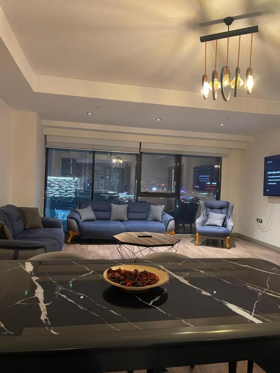 - un salon avec un canapé et une table dans l'établissement Comfortable 2+1 apartment - near of mall of Istanbul, à Istanbul