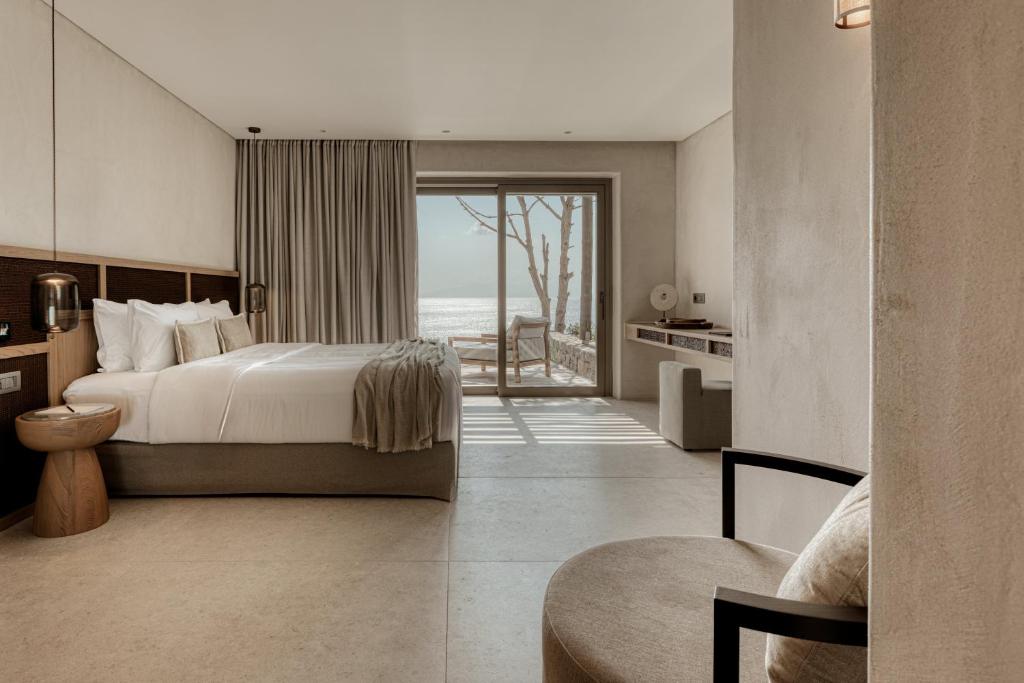 Postel nebo postele na pokoji v ubytování Enigma Mykonos Hideaway Suites