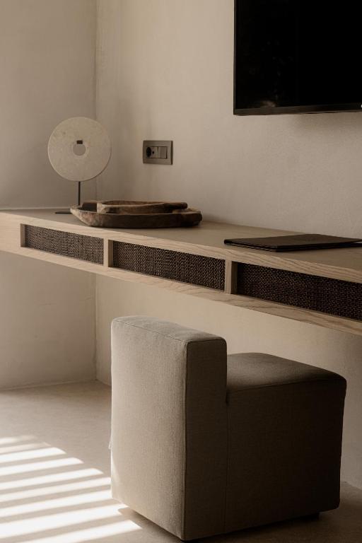 TV a/nebo společenská místnost v ubytování Enigma Mykonos Hideaway Suites