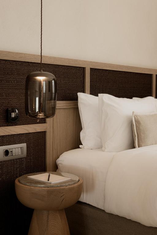Postel nebo postele na pokoji v ubytování Enigma Mykonos Hideaway Suites