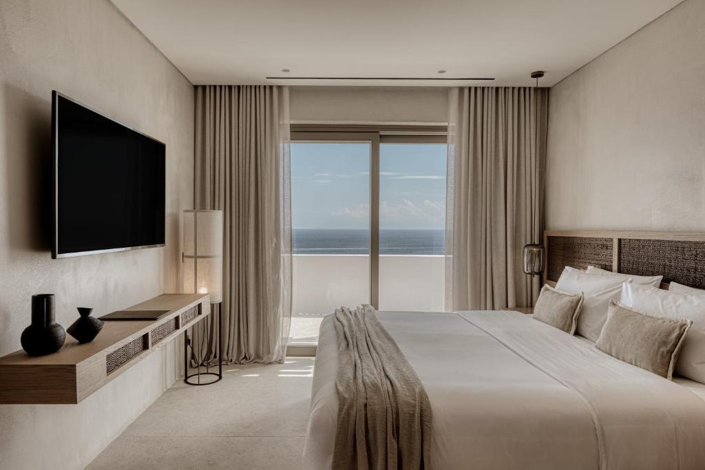 TV a/nebo společenská místnost v ubytování Enigma Mykonos Hideaway Suites