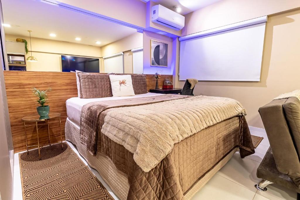 um quarto com uma cama grande e iluminação roxa em Edificio Time maior area de lazer de Maceio em Maceió