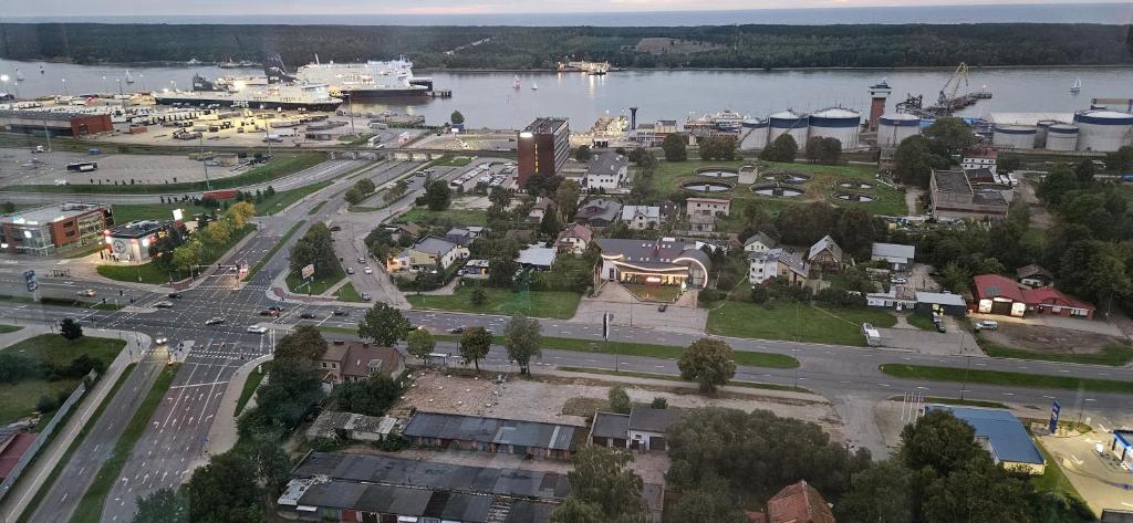 una vista aérea de una pequeña ciudad junto al agua en Sea romantic 26th floor with Jacuzzi, en Klaipėda