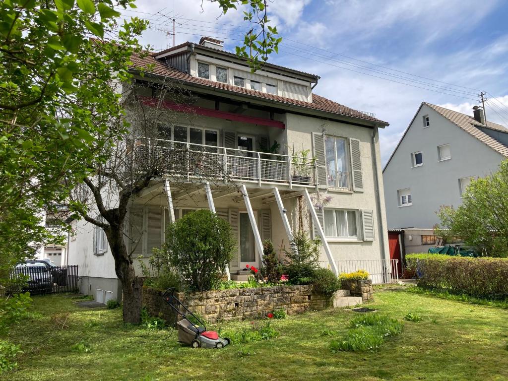 Casa blanca con porche y patio en Haus am Bach, en Schwäbisch Gmünd