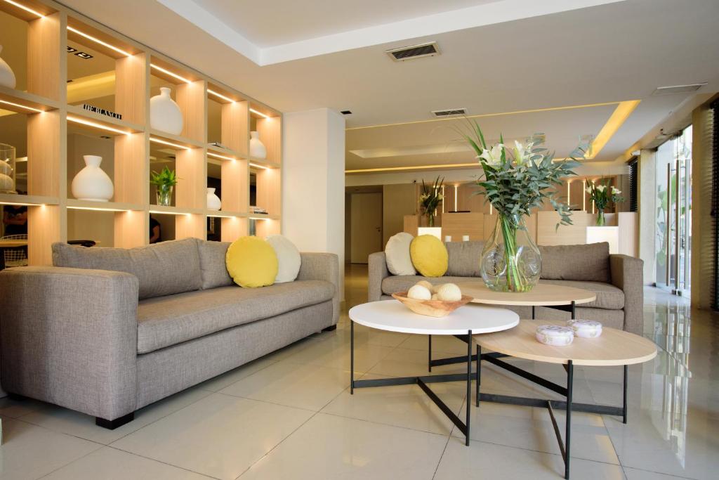 - un salon avec un canapé et deux tables dans l'établissement M Concept Hotel, à Buenos Aires
