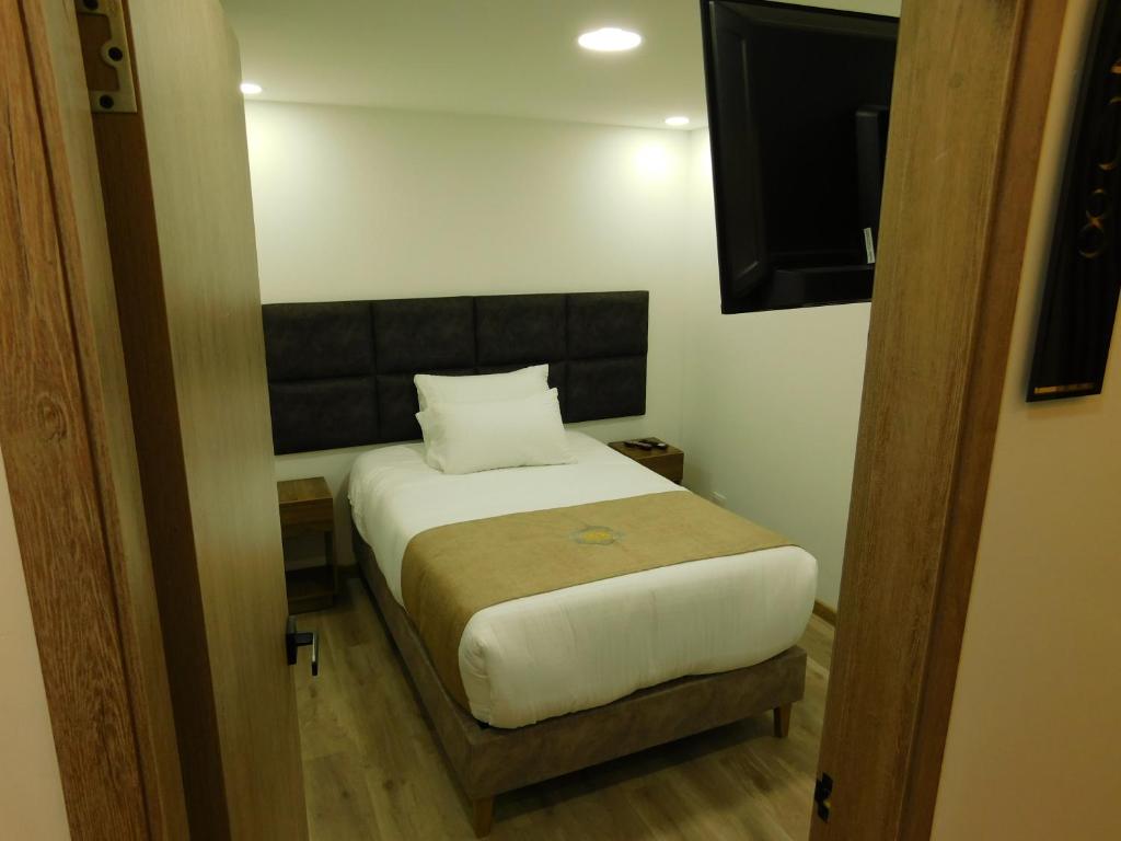 Postel nebo postele na pokoji v ubytování HOTEL MX BOGOTA