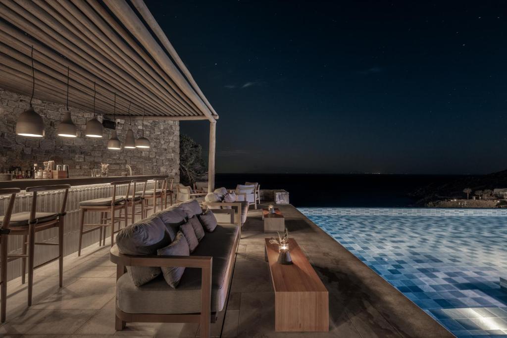 Bazén v ubytování Enigma Mykonos Hideaway Suites nebo v jeho okolí