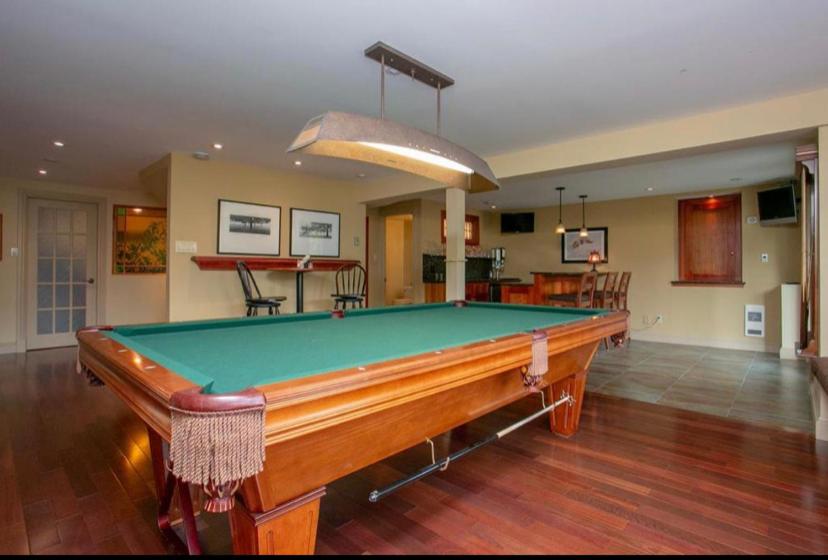 una mesa de billar en el centro de una sala de estar en Luxury Bachelor by Halifax Waterfront -Hot Tub, en Halifax