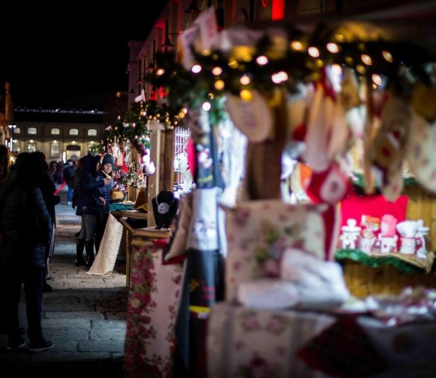 Ein Markt mit Weihnachtslichtern und Menschen, die eine Straße entlang gehen in der Unterkunft All-in in Neapel