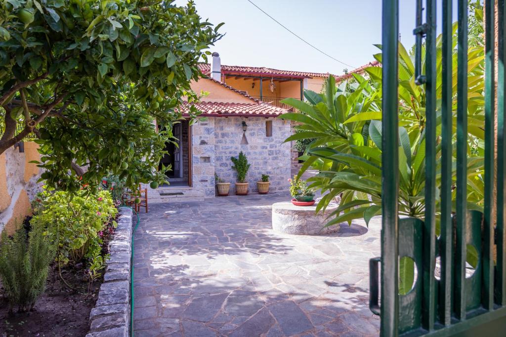 un patio de una casa con árboles y plantas en VILLA - APA II, en Gythio