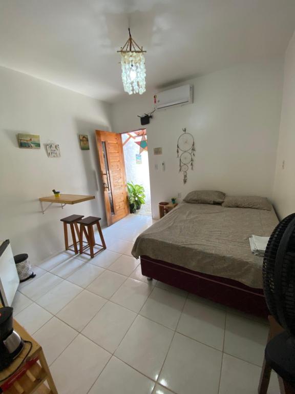 um quarto com uma cama, uma mesa e cadeiras em Lotus Flat - Canoa Quebrada em Canoa Quebrada