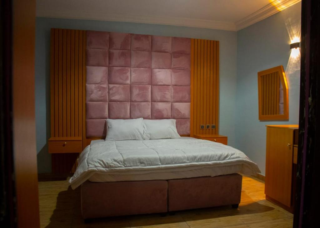 Tempat tidur dalam kamar di Home to Home luxury apartments and suites