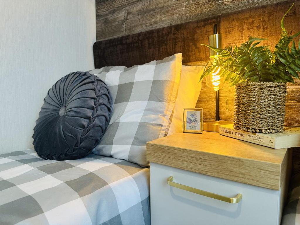 1 dormitorio con cama con almohada y mesita de noche en The Hideaway, en Scarborough