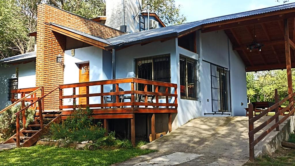 Casa con porche y terraza de madera en siete colores en Santa Rosa de Calamuchita