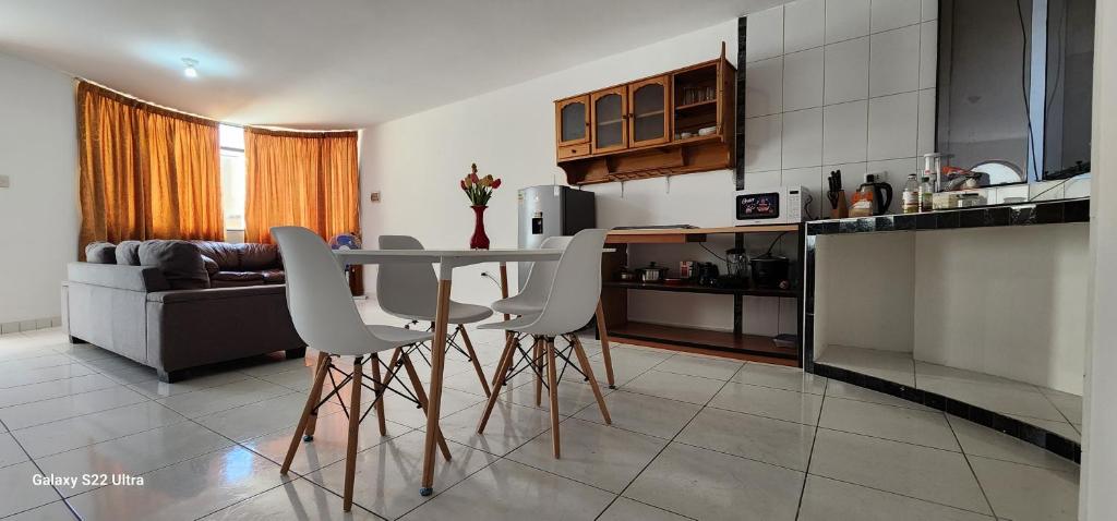a kitchen with a table and chairs in a room at Céntrico y lindo departamento in Trujillo