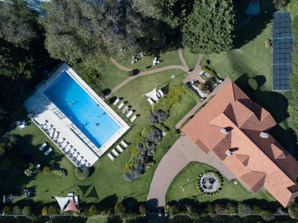 una vista aérea de una casa con piscina en Hotel Uthgra Sasso en Mar del Plata
