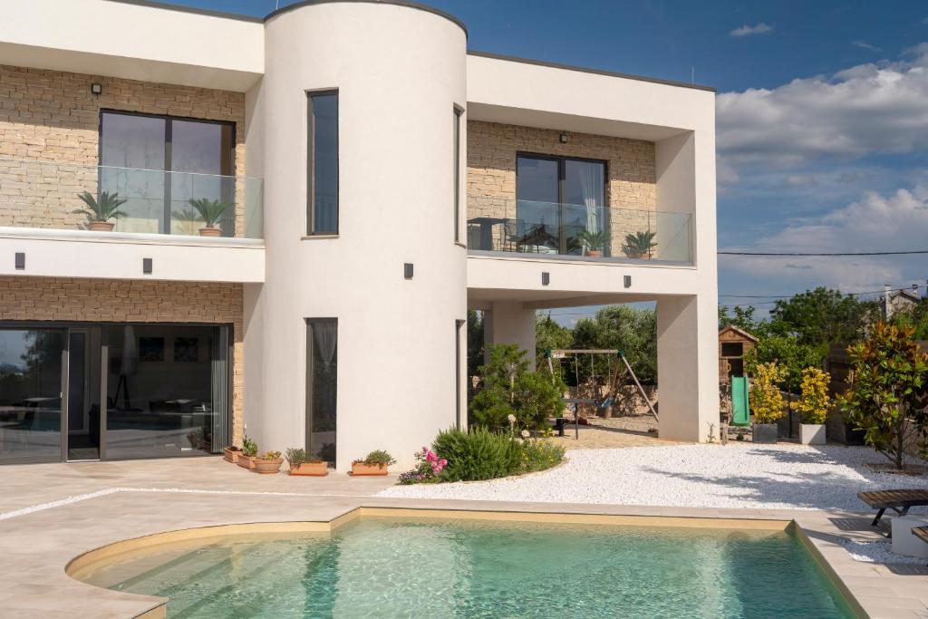 Bazén v ubytovaní Villa Elani - Stylish And Modern 6B Seaview Villa alebo v jeho blízkosti
