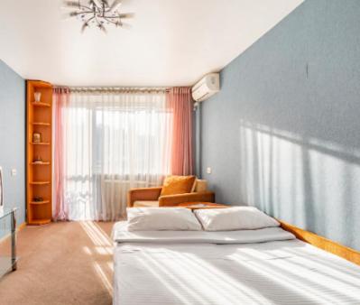 um quarto com uma cama grande e uma janela em Apartment with a panoramic view of Podil near the metro em Kiev