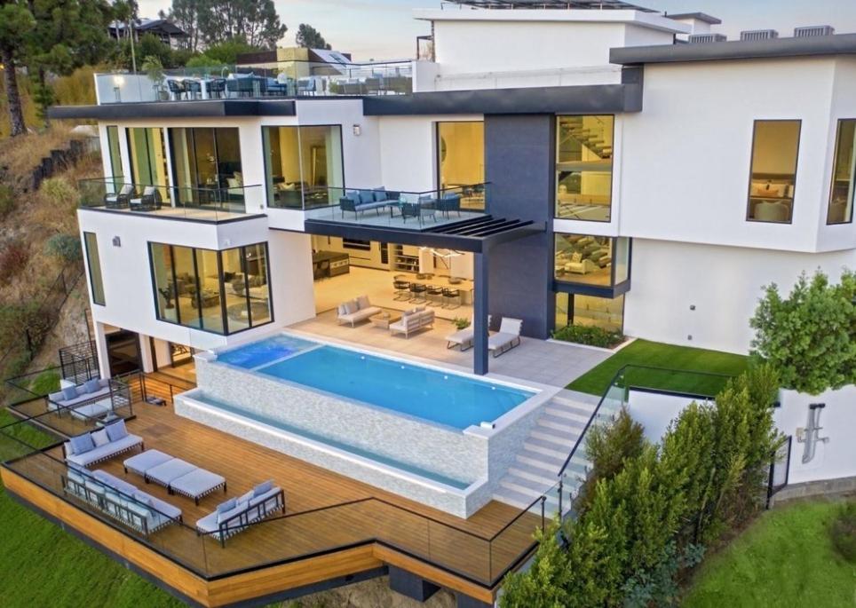 uma vista aérea de uma casa com piscina em Linda Flora Modern Estate em Los Angeles