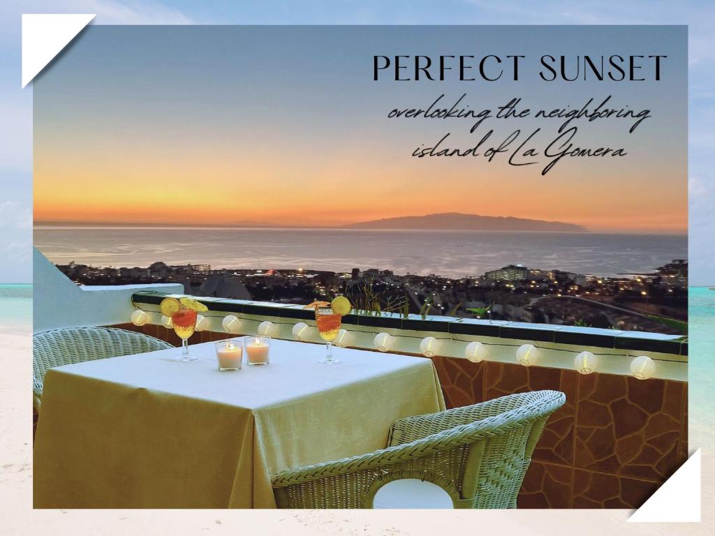 - une table avec deux verres à vin sur le balcon dans l'établissement -`ღ´- Couples' Paradise. Insta-worthy Ocean Views., à Adeje