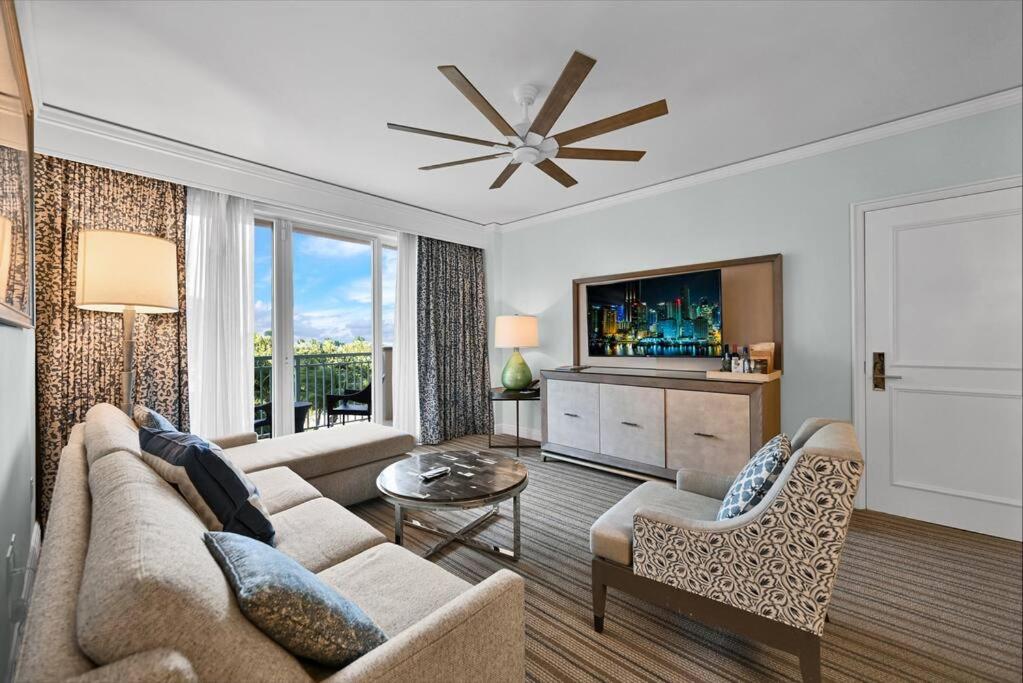 een woonkamer met een bank en een tv bij Apartment Located at The Ritz Carlton Key Biscayne, Miami in Miami