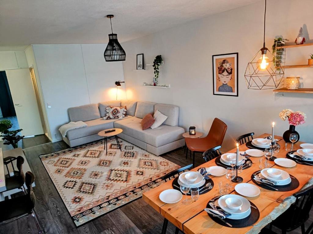 - un salon avec une table et un canapé dans l'établissement Big 88m2 apartment in the center, à Rovaniemi
