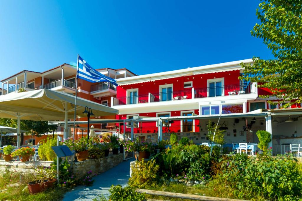 Blick auf die Vorderseite eines Hotels in der Unterkunft Golfo Beach in Parga