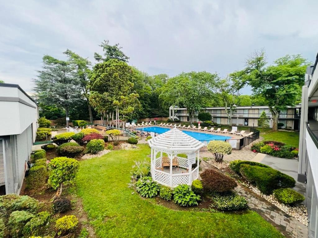 Bazén v ubytování Quality Inn Wayne - Fairfield Area nebo v jeho okolí